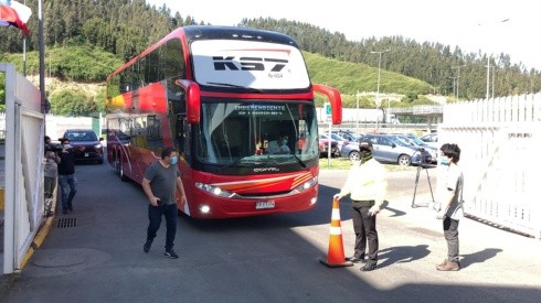 El Bus de Independiente de Cauquenes llegó hasta el Ester Roa. Partido suspendido.