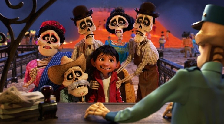 Miguel le provocará más de un problema a su familia al otro lado del puente de las flores, en “Coco”, que debutara ahora en TV abierta por Canal 13.