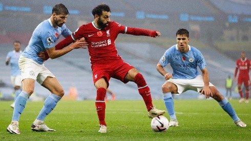 Mohamed Salah pisa el balón ante los defensores del Manchester City