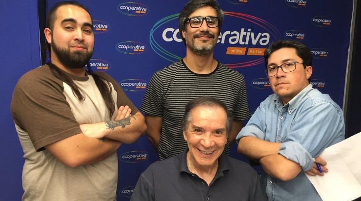 Julio Videla con parte de su equipo en Radio Cooperativa.