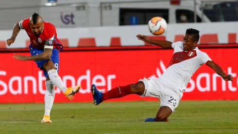 Arturo Vidal conecta el remate imparable que abrió la cuenta entre Chile y Perú, por la tercera fecha de las Eliminatorias Sudamericanas Qatar 2022