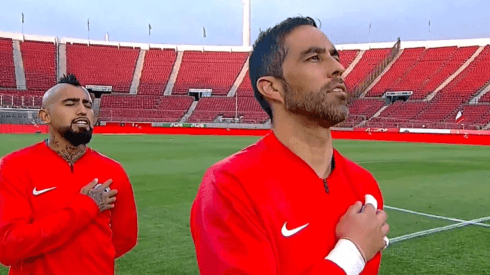 Arturo Vidal y Claudio Bravo en el Himno de Chile contra Perú.