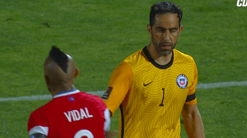 Arturo Vidal y Claudio Bravo se saludan en el partido de Chile con Perú.