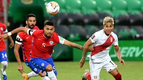 Raúl Ruidíaz en el duelo de Chile contra Perú por las eliminatorias a Qatar 2022.