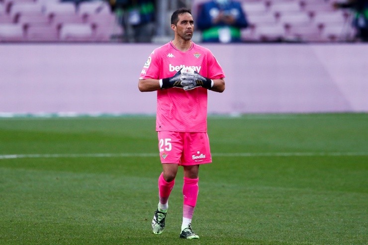 Claudio Bravo regresó en la fecha FIFA de noviembre al arco de la selección chilena, como también defiende el arco de Real Betis por la Liga de España. | Foto: Getty Images.