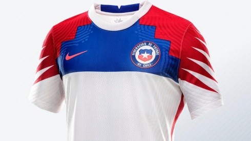La nueva camiseta blanca de la selección chilena entra a la cancha contra Venezuela.