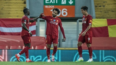 Salah festeja junto a sus compañeros Firmino y Mané