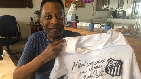Pelé y la camiseta de Santos regalada a Bolsonaro.