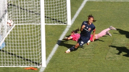 Daniela Zamora marca un triplete para la U antes de integrarse a la Roja.