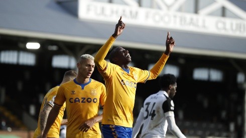 Abdoulaye Doucoure festeja su tanto ante el Fulham