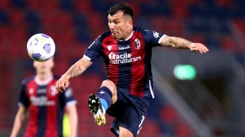 BOLOGNA, ITALY - SEPTEMBER 28: Gary Medel of Bologna FC competes for the ball with Bruno Alves of Parma Calcio ,during the Serie A match between Bologna FC and Parma Calcio at Stadio Renato Dall'Ara on September 28, 2020 in Bologna, Italy. (Photo by MB Media/Getty Images)-Not Released (NR)