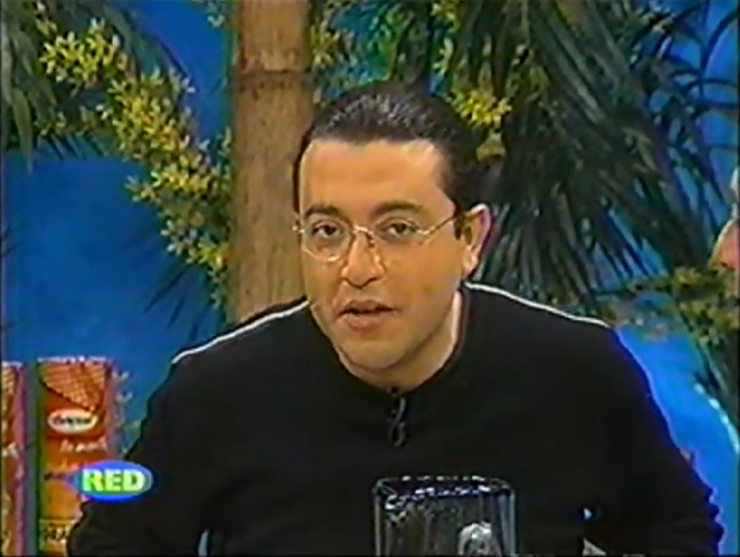 Tras un paso por Megavisión, Leo Caprile llega a La Red para conducir entre 1999 y 2001 “Casi en Serio”, el “Matinal de la Tarde” | Foto: Captura.