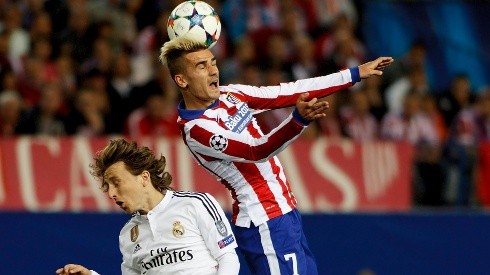 Griezmann disputa el balón con Modric en un clásico de Madrid