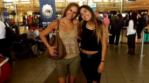 La "Sita Jeannette" y su hija mayor, María José Palau, en el aeropuerto.