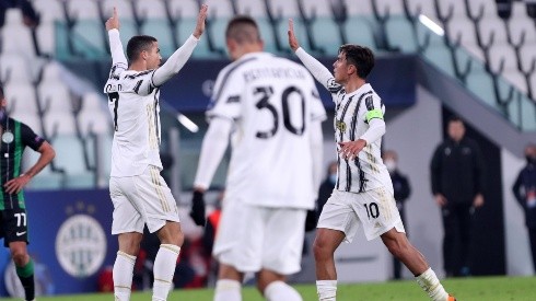 Cristiano Ronaldo se abraza con sus compañeros luego de conseguir el empate