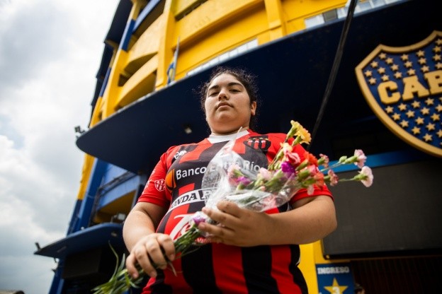 Varios hinchas argentinos están llegando a La Bombonera para llorar, dejar flores y recordar al 10. (FOTO: Getty)