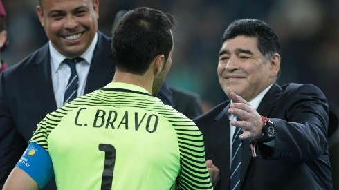 Maradona levanta el ánimo de Claudio Bravo tras perder "una copita".
