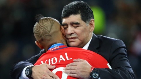 La escena del recuerdo en la que Diego Armando Maradona consuela a Arturo Vidal tras la derrota de la selección chilena en la final de la Copa de las Confederaciones 2017