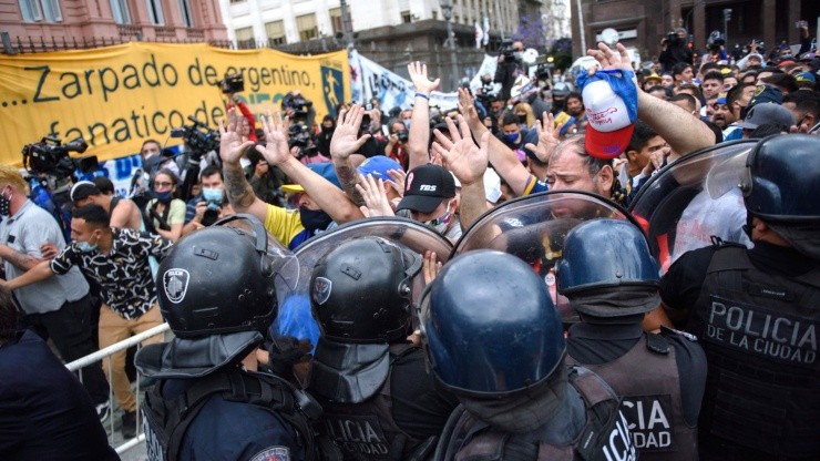 El contingente policial no ha podido contener a la masa de hinchas fuera de la Casa Rosada.