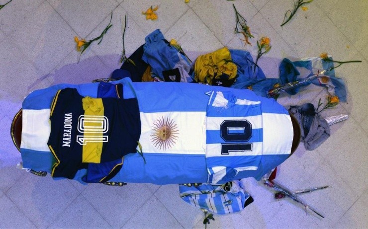El ataúd de Diego Armando Maradona que recibirá a más de un millón de fanáticos en la Casa Rosada. Foto: Infobae