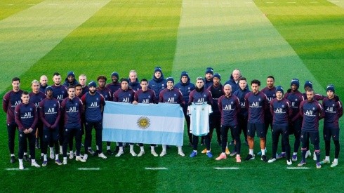 El equipo parisino le rindió un homenaje a Maradona.