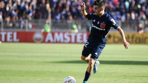 Pablo Aránguiz conduce el balón ante el Inter