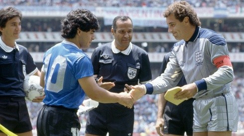 Diego Maradona y Peter Shilton se saludan antes del duelo Argentina-Inglaterra