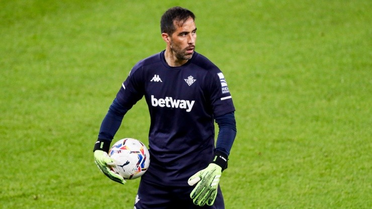 Claudio Bravo lesionado en el Betis