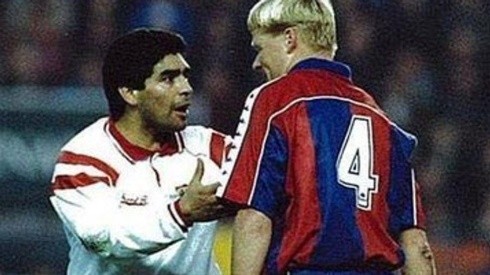 Ronald Koeman enfrentando a Diego Maradona