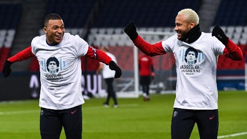 Neymar y Kylian Mbappé con la polera homenaje a Maradona