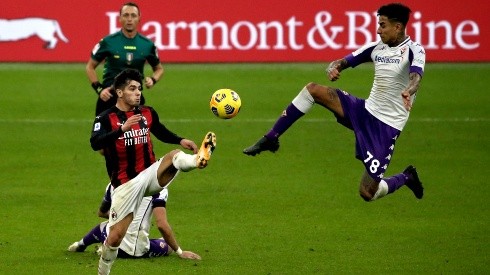 Erick Pulgar y Fiorentina cayeron ante el AC Milan en la Serie A.