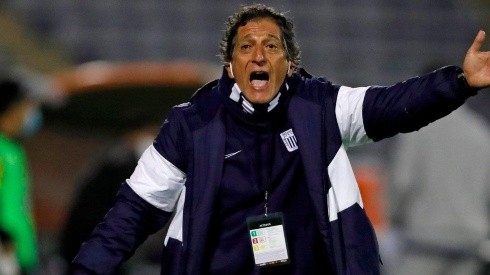 Marios Salas es culpado del descenso de Alianza Lima en Perú.