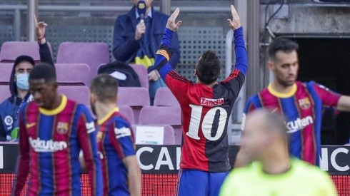 Messi y la 10 de Newell's en pleno partido del Barcelona como homenaje a Maradona.