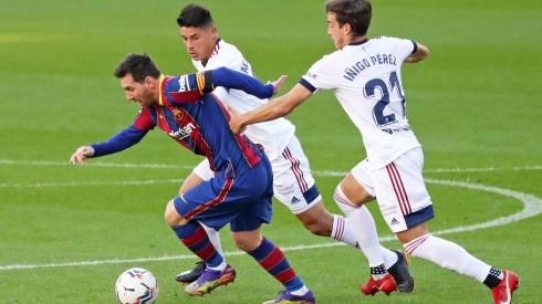 Lionel Messi escapa de la marca de dos jugadores del Osasuna