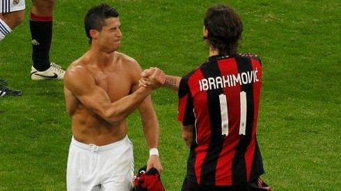 Ronaldo y Zlatan se saludan en un choque Real Madrid-Milan