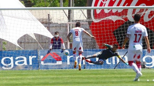 Pablo Parra sigue encendido y anotó de penal ante Audax