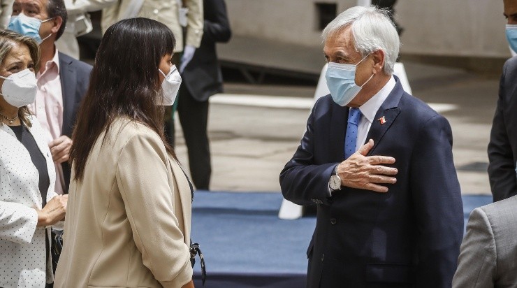 El Presidente Sebastián Piñera frente a la Presidenta del Colegio Médico Izkia Siches, en medio del acto en memoria de los funcionarios de la salud fallecidos en medio del combate contra la Covid-19.