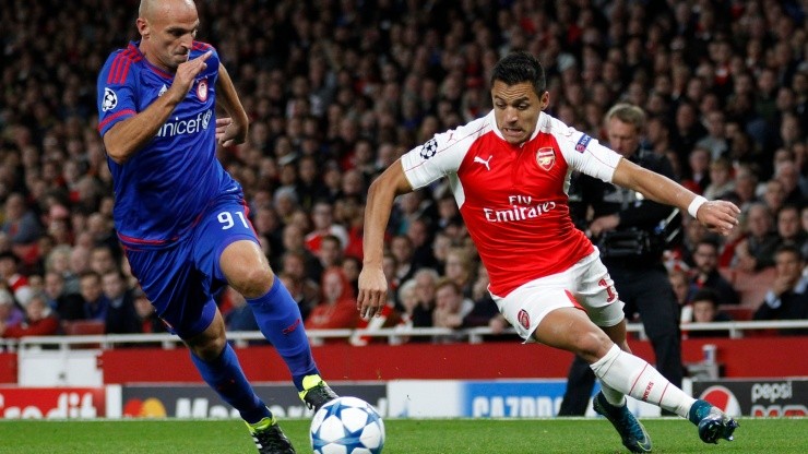 Esteban Cambiasso y Alexis Sánchez