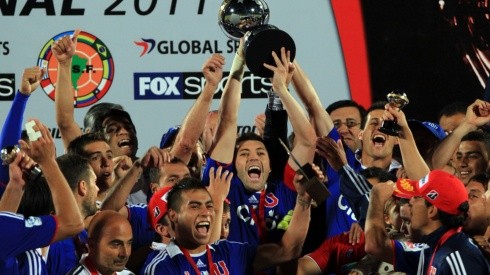 José Pepe Rojas levanta la Copa Sudamericana, el primer título internacional de la historia de Universidad de Chile