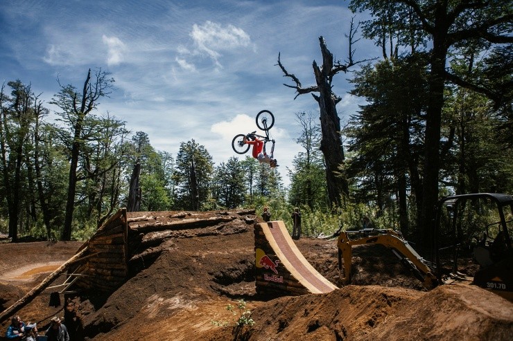 Parte de la preparación para el descenso de Pedro Burns en Villarrica contempló modificar parte del terreno para que alcanzara la velocidad necesaria para la maniobra. | Foto: Red Bull Content Pool.