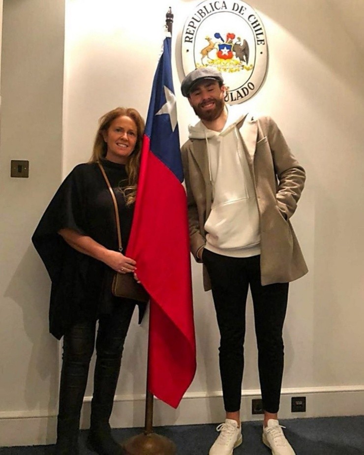 Ben Brereton aparece junto a la bandera chilena y su madre en el consulado chileno en Londres.