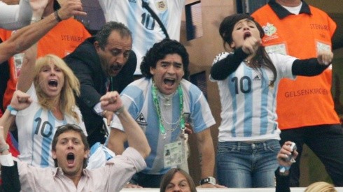 Diego Maradona junto a Claudia Villafañe viendo un partido de Argentina
