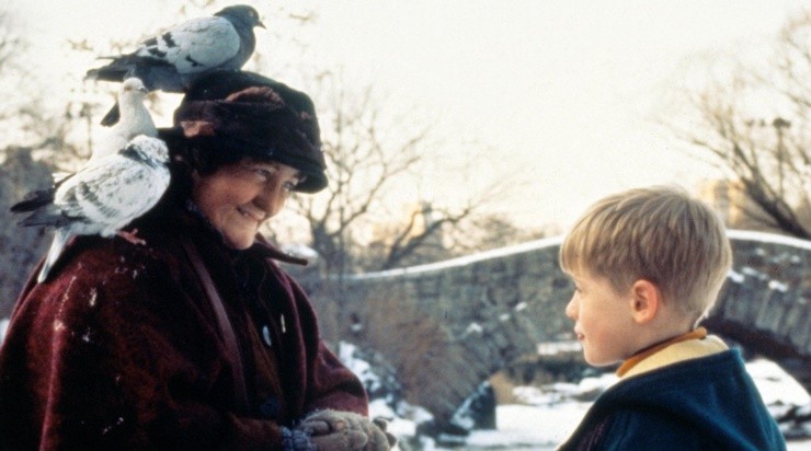 Brenda Fricker como la “Dama de las Palomas” en “Mi Pobre Angelito 2”.