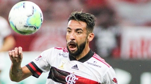 Mauricio Isla fue amonestado y luego lo sacaron en el empate de Flamengo ante Fortaleza.