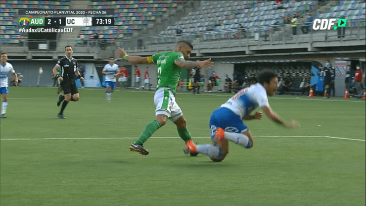 Edson Puch cae livianamente, pero el árbitro Ángelo Hermosilla no le cree