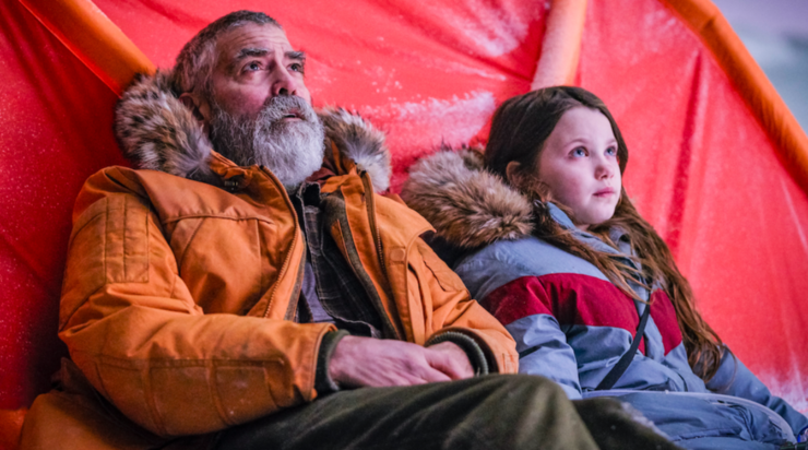 George Clooney yCaoilin Springall en “Cielo de Medianoche”.