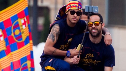 Neymar y Claudio Bravo comparten la celebración del título de La Liga de España con Barcelona en 2016