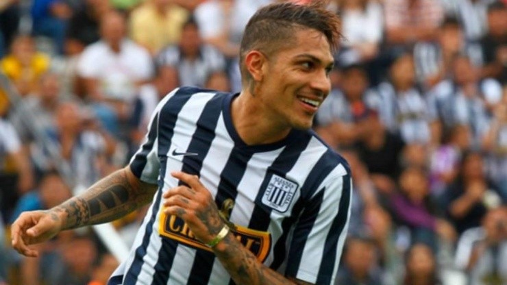 Paolo Guerrero participando en un amistoso con Alianza Lima