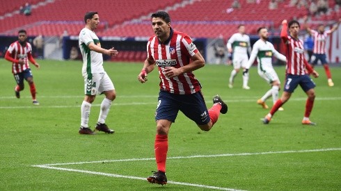 Luis Suárez festejando con la camiseta del Atlético Madrid