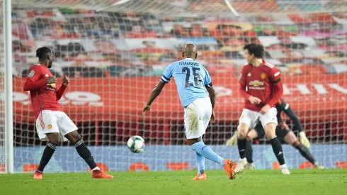 Manchester City se mete en la final de la Copa de la Liga con golazo de Fernandinho ante el United.